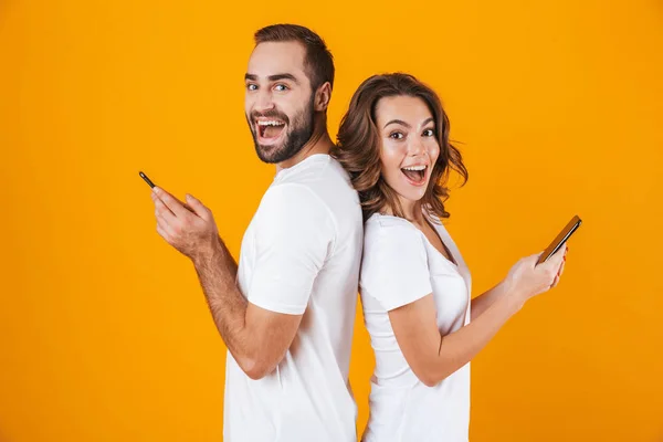Imagen de pareja caucásica hombre y mujer sonriendo mientras ambos usan — Foto de Stock