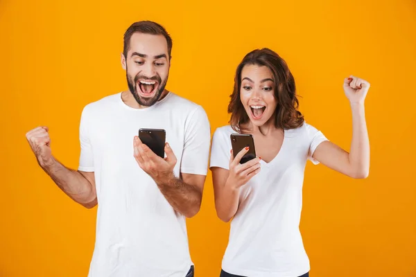 Imagen de pareja extática hombre y mujer sonriendo mientras ambos usan — Foto de Stock