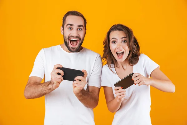 Imagen de un hermoso hombre y una mujer jugando juntos en los videojuegos —  Fotos de Stock