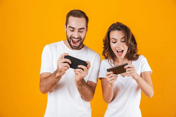 Imagen de hombre y mujer emocionados jugando juntos videojuegos en s — Foto de Stock