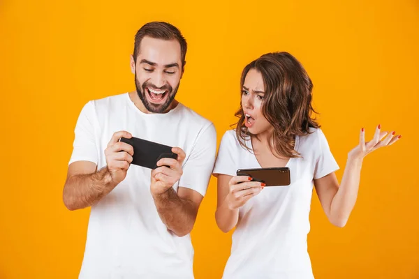 Image de heureux homme et femme jouant ensemble des jeux vidéo sur s — Photo