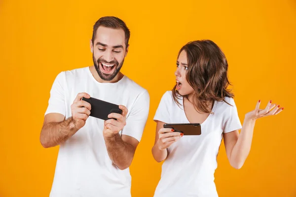 Imagen de hombre y mujer caucásicos jugando juntos videojuegos en — Foto de Stock