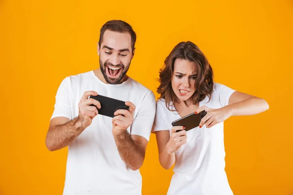 Imagen de contenido hombre y mujer jugando juntos videojuegos en s —  Fotos de Stock