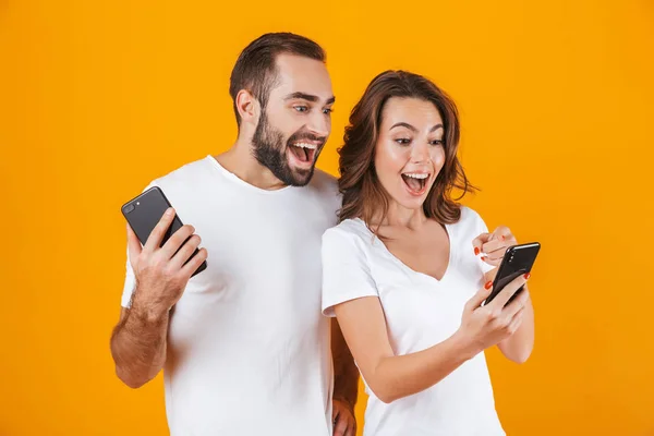 Image du couple de contenu homme et femme souriant tout en utilisant s — Photo