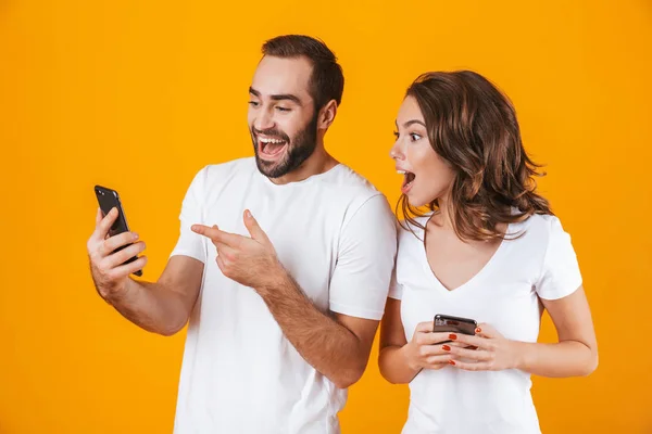 Bilden av attraktiva par man och kvinna ler medan båda usin — Stockfoto