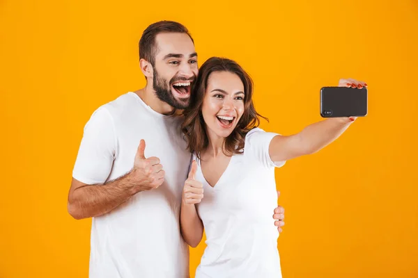 Portrait de deux personnes heureuses homme et femme prenant selfie photo o — Photo