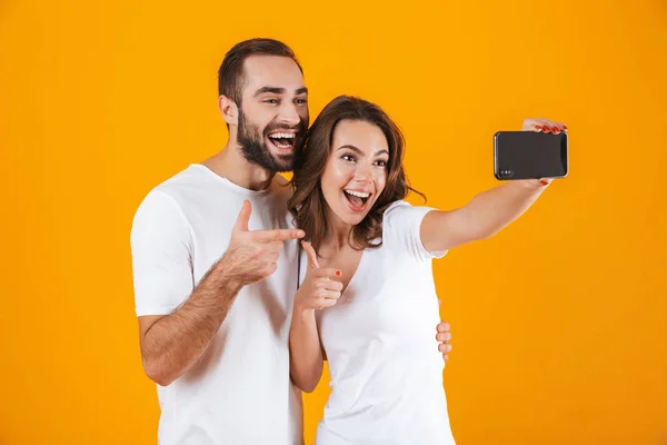 Ritratto di due brune uomo e donna che si fanno selfie phot — Foto Stock
