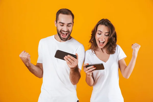Зображення щасливого чоловіка і жінки, які грають разом відеоігри на мафі — стокове фото
