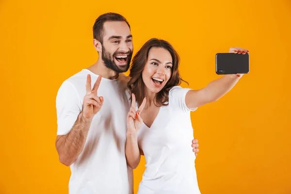 Porträtt av två vackra människor man och kvinna tar selfie pho — Stockfoto