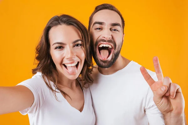 Retrato de dos personas alegres hombre y mujer sonriendo mientras taki —  Fotos de Stock