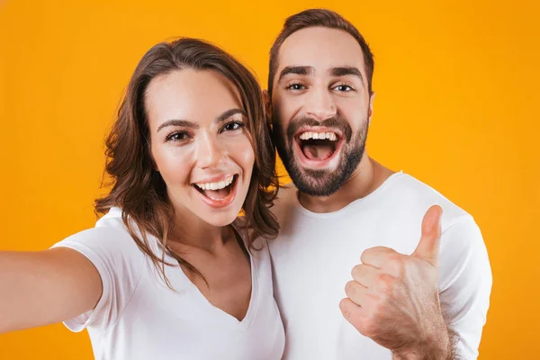 Retrato de dos personas alegres hombre y mujer sonriendo mientras toma — Foto de Stock