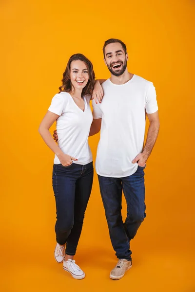 In voller Länge Foto von schönen Paar lächelt im Stehen, i — Stockfoto