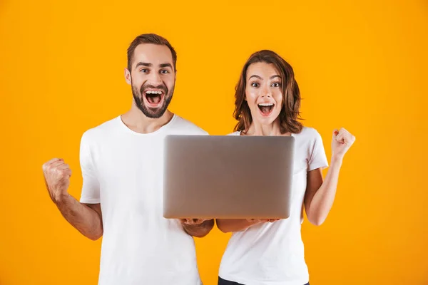 Portret radosny mężczyzny i kobiety, trzymając srebrny laptop, o. — Zdjęcie stockowe