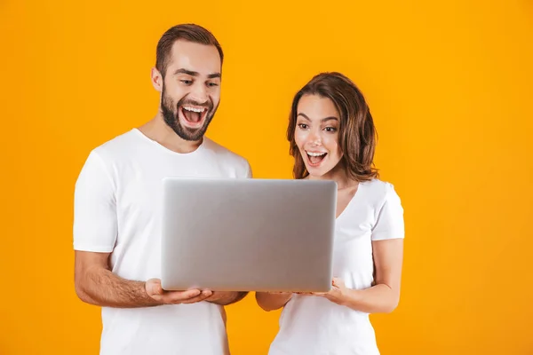 Porträtt av positiva man och kvinna som håller silver laptop, medan — Stockfoto