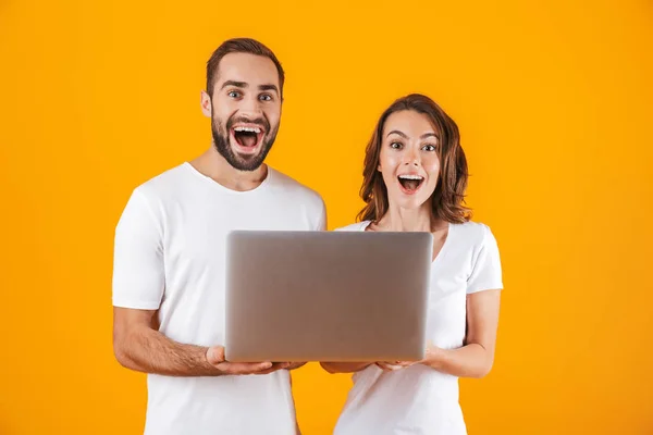 Porträt von schönen Mann und Frau mit silbernem Laptop, während st — Stockfoto