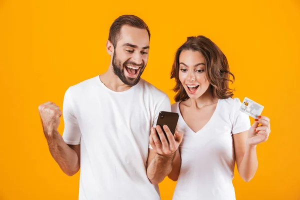 Bild des freundlichen Paares Mann und Frau mit Handy und Kreditkarte — Stockfoto
