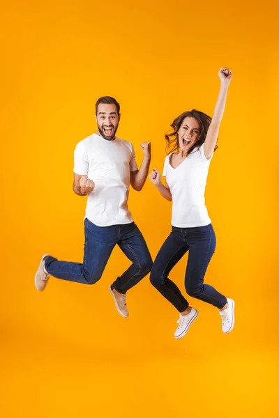 Full length photo of rejoicing couple screaming in surprise whil — Stock Photo, Image