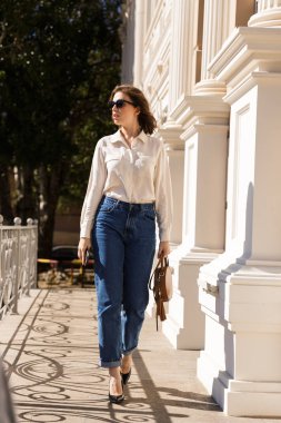 Yürüyen kendine güvenen genç kadın