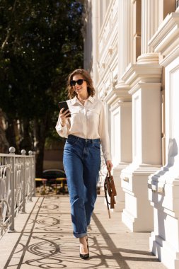 Yürüyen kendine güvenen genç kadın