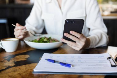 Salata yemek kafede otururken bir kadının yakın çekim
