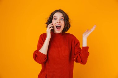 Holding ve cep telefonundan konuşma pozitif kadın portresi telefon wh