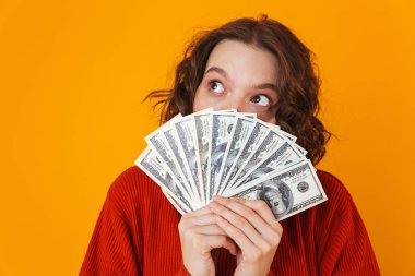 Nakit para sta süre tutan Avrupa kadın portresi