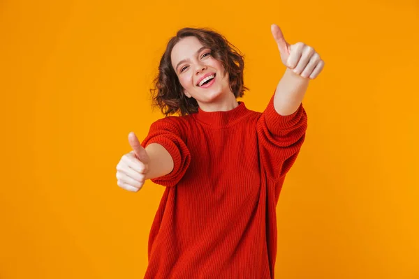 엄지손가락을 표시 하는 노란색 벽 배경 위에 절연 포즈 행복 한 젊은 예쁜 여자. — 스톡 사진