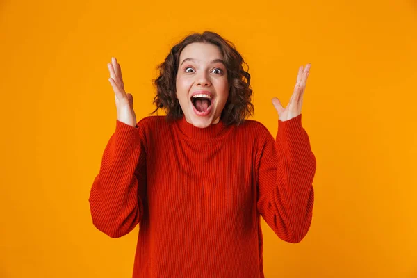 Emocionado emocional feliz joven bonita mujer posando aislado sobre fondo amarillo de la pared . — Foto de Stock