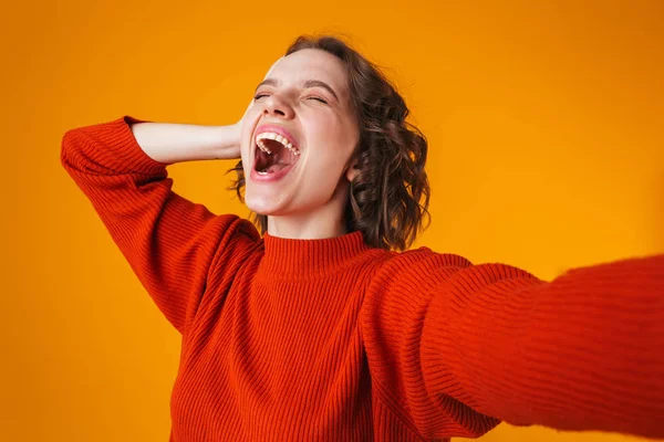 Retrato de mulher feliz regozijando e gritando enquanto estava de pé i — Fotografia de Stock