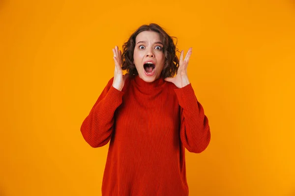 Porträt einer irritierten Frau, die im Stehen gestikuliert und schreit — Stockfoto