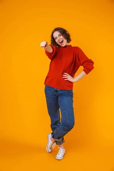 Feliz joven bonita mujer posando aislada sobre fondo amarillo de la pared . — Foto de Stock