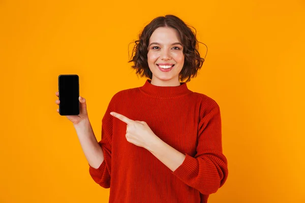 Retrato de mujer europea sosteniendo y demostrando teléfono inteligente — Foto de Stock