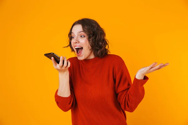 Ritratto di donna femminile che tiene e parla al cellulare — Foto Stock