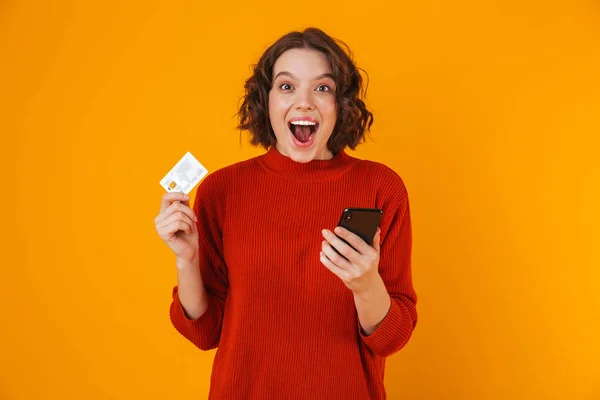 Porträtt av känslomässiga kvinna använder mobiltelefon och kreditkort whi — Stockfoto