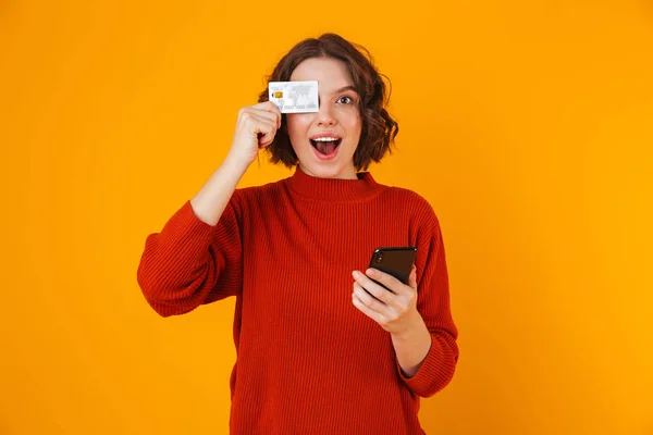 Porträtt av vacker kvinna använder mobiltelefon och kreditkort whi — Stockfoto