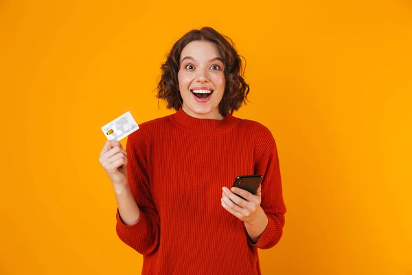 Porträt einer weiblichen Frau mit Handy und Kreditkarte — Stockfoto