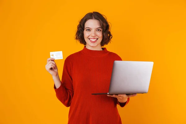 Bild einer brünetten Frau mit silbernem Laptop und Kreditkarte — Stockfoto