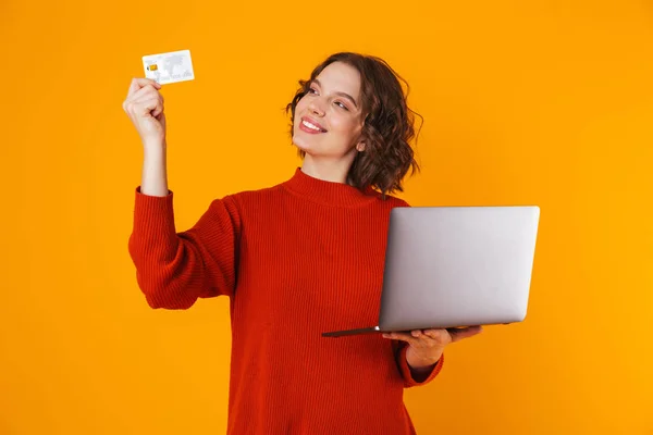 Bild einer kaukasischen Frau mit silbernem Laptop und Kreditkarte — Stockfoto