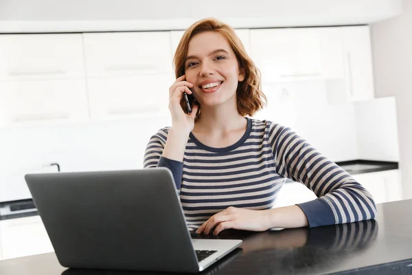 Sorrindo jovem mulher trabalhando no computador portátil — Fotografia de Stock
