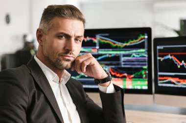 Bilgisayarda Office çalışma başarılı iş adamı görüntüsünü wi