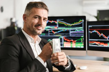 Zengin işadamı para sürüsü çalışırken tutan görüntüsünü