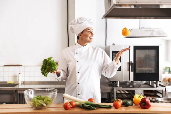 Foto di donna chef positiva che indossa pasto di cucina uniforme bianca — Foto Stock