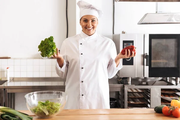 Photo de belle femme chef portant un uniforme blanc repas de cuisine — Photo