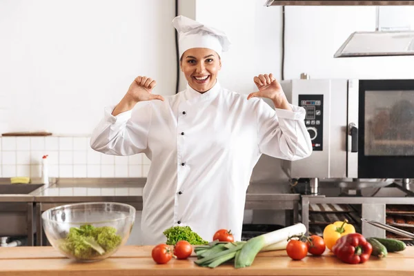 Photo d'une femme souriante chef portant un uniforme blanc repas de cuisine w — Photo