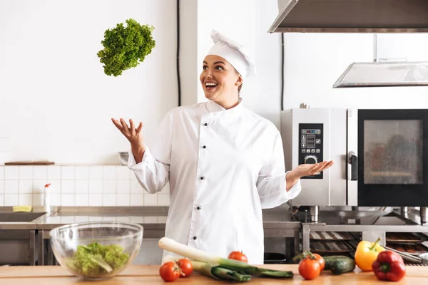 Photo de cuisinière européenne portant un uniforme blanc repas de cuisine — Photo