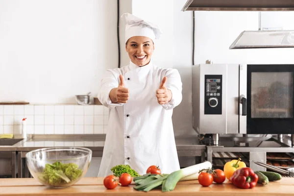 Photo de femme joyeuse chef portant uniforme blanc repas de cuisine wi — Photo