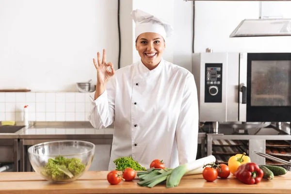 Photo de femme cuisinière professionnelle portant un uniforme blanc cuisine m — Photo