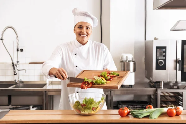 Image de belle femme chef portant un uniforme blanc faisant sala — Photo