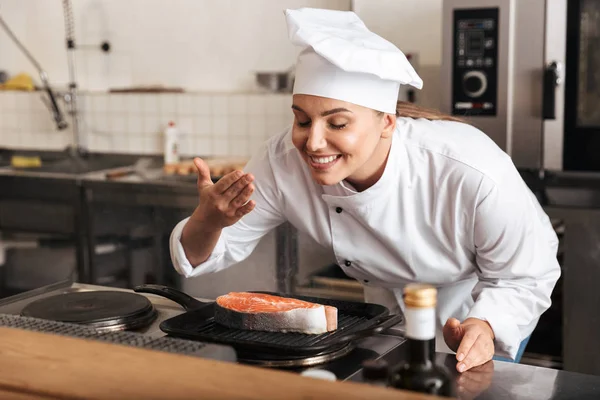 Femme souriante chef cuisinier portant cuisine uniforme — Photo