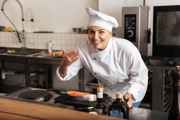 Femme souriante chef cuisinier portant cuisine uniforme — Photo